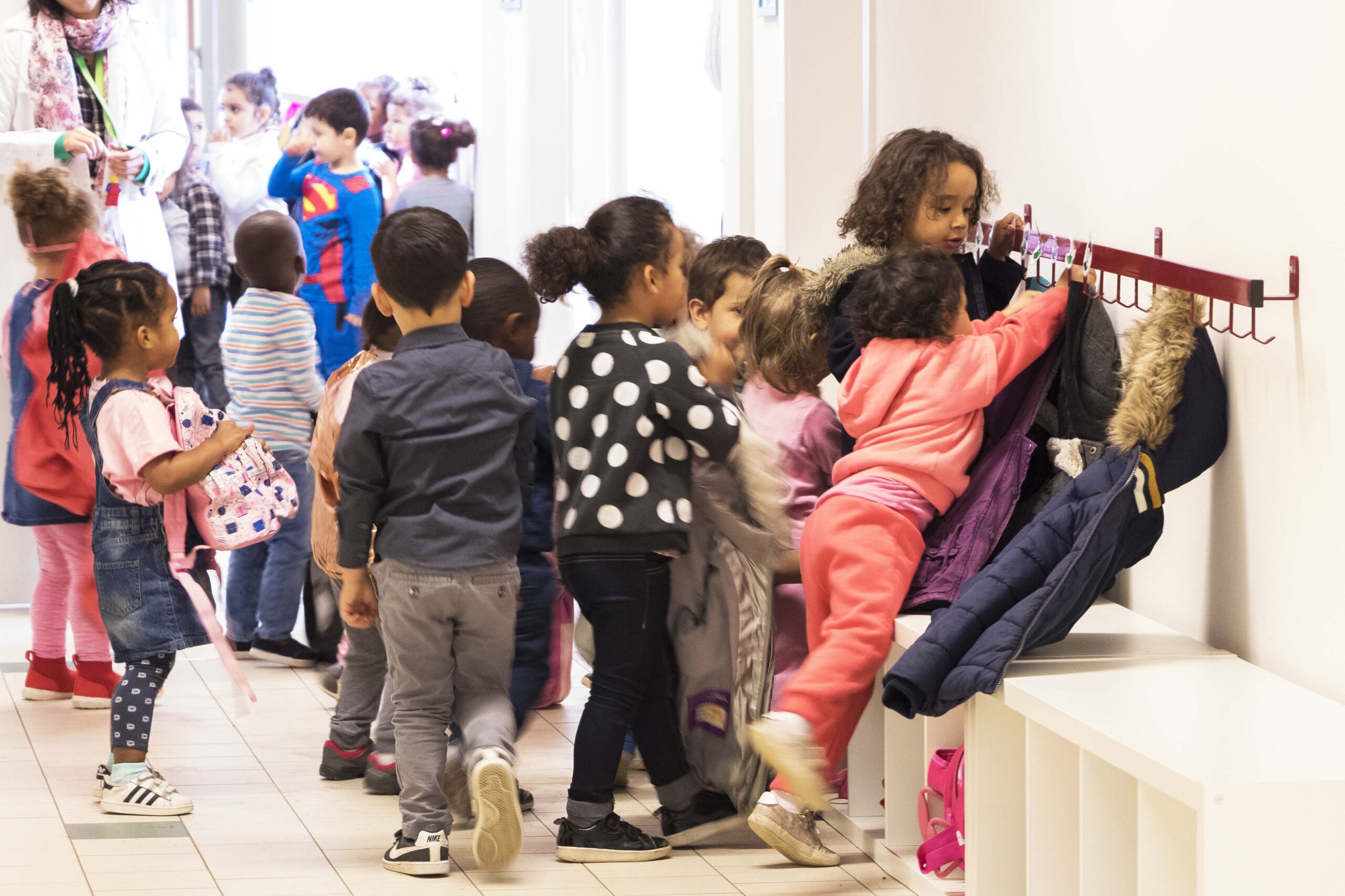 Kinderen hangen hun jas op